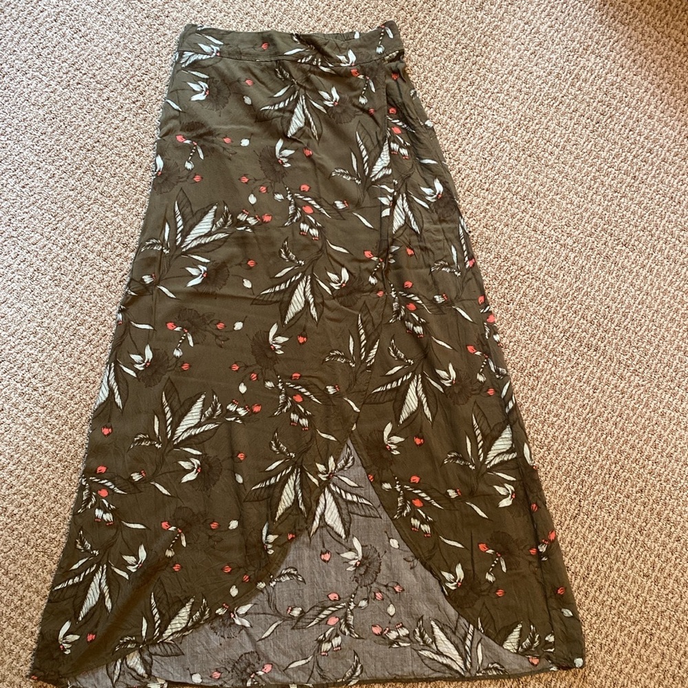 MIDI patterned skirt with slit
Darling pattern
Elastic waist